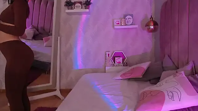 famouswomen – webcam model profile photo Image 10