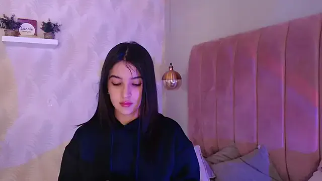 famouswomen – webcam model profile photo Image 4