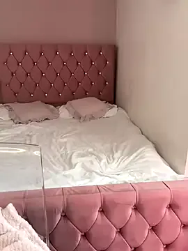 KiraWhite – webcam model profile photo Image 11