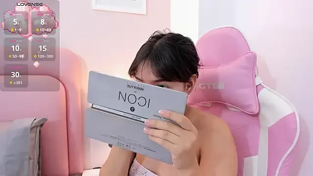 AureliyXXX – webcam model profile photo Image 4