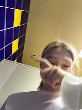 LorrySkye – webcam model profile photo Image 4