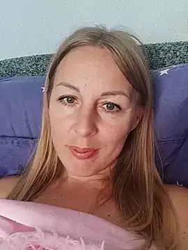 BlondeScarlettx – webcam model profile photo Image 5