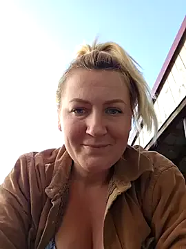 BlondeHott – webcam model profile photo Image 3