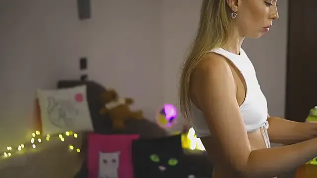 elaizza – webcam model profile photo Image 3