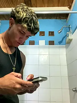 curlytwinkboy – webcam model profile photo Image 9