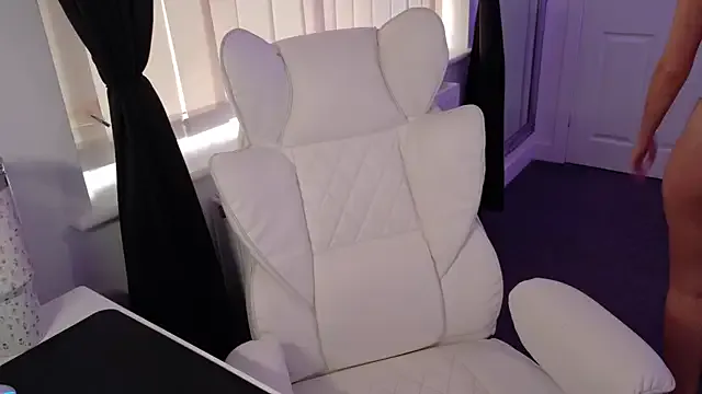 LoraDevine – webcam model profile photo Image 11