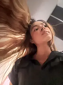 SexyFoxy04 – webcam model profile photo Image 3