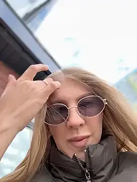 hot-sex-roomm – webcam model profile photo Image 13