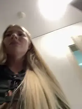 hot-sex-roomm – webcam model profile photo Image 7