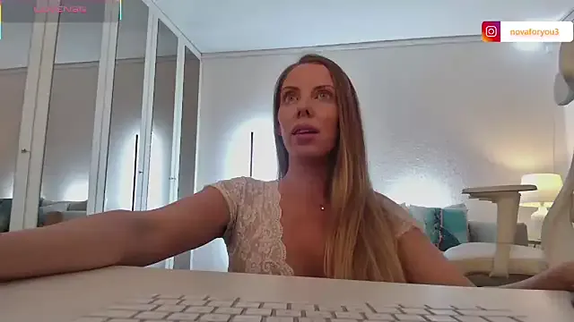 LoraDevine – webcam model profile photo Image 12