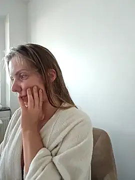 LoraDevine – webcam model profile photo Image 2