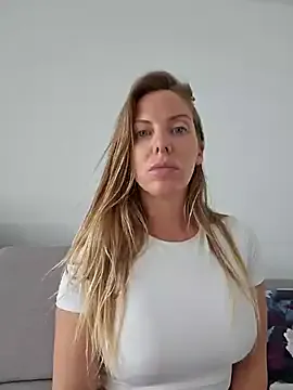 LoraDevine – webcam model profile photo Image 4