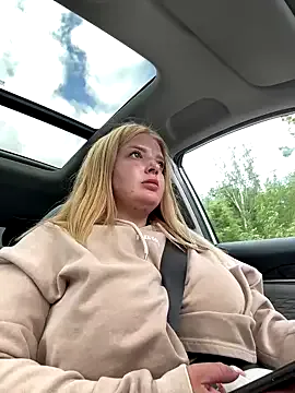 Haluley – webcam model profile photo Image 2