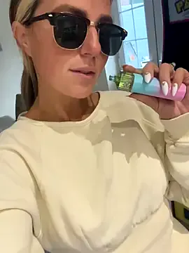 blondeangel_4u2 – webcam model profile photo Image 9