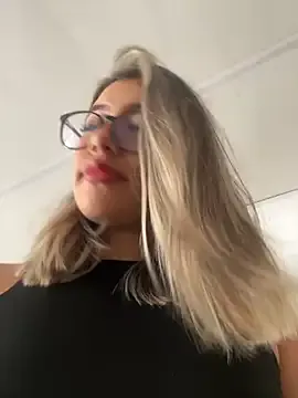 VivianLenz – webcam model profile photo Image 3