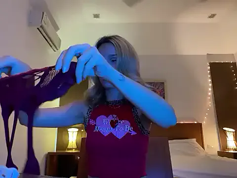 UKRaunchyRobyn – webcam model profile photo Image 17