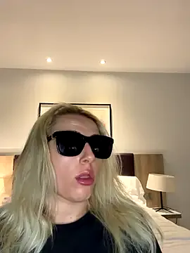 LoraDevine – webcam model profile photo Image 11