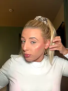 LoraDevine – webcam model profile photo Image 15