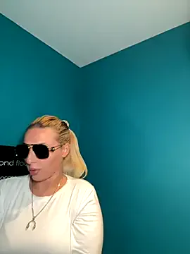 LoraDevine – webcam model profile photo Image 16