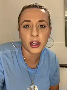 LoraDevine – webcam model profile photo Image 2