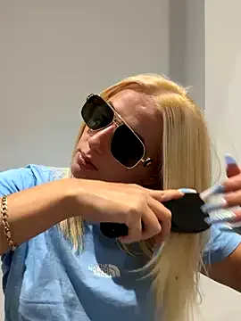 LoraDevine – webcam model profile photo Image 3