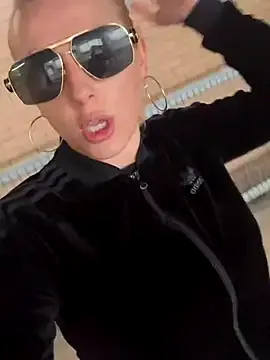 LoraDevine – webcam model profile photo Image 4