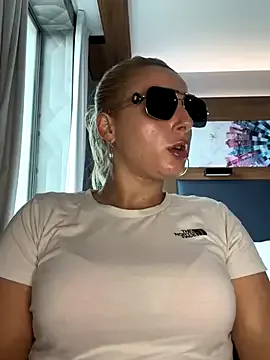 LoraDevine – webcam model profile photo Image 6