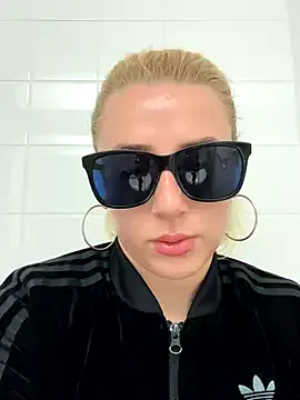 LoraDevine – webcam model profile photo Image 9