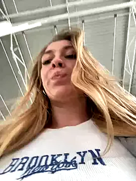 LoraDevine – webcam model profile photo Image 11