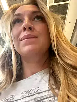 LoraDevine – webcam model profile photo Image 14