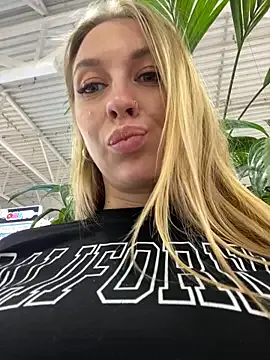 LoraDevine – webcam model profile photo Image 15