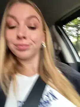 LoraDevine – webcam model profile photo Image 17