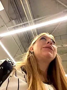 LoraDevine – webcam model profile photo Image 4