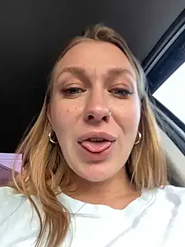 LoraDevine – webcam model profile photo Image 6