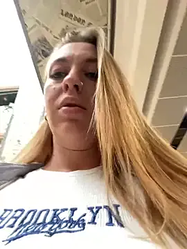 LoraDevine – webcam model profile photo Image 7