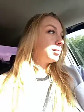 LoraDevine – webcam model profile photo Image 9