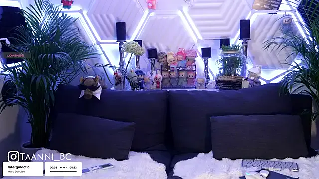 British_EmJess – webcam model profile photo Image 19