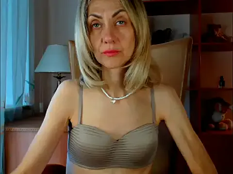 KarinaRouge – webcam model profile photo Image 13