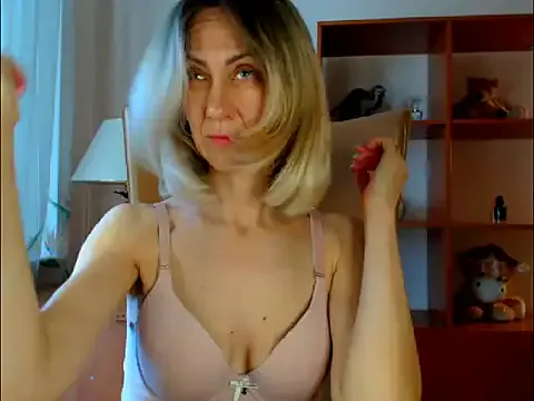 KarinaRouge – webcam model profile photo Image 2