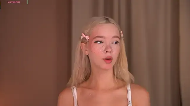 bunny_blonde – webcam model profile photo Image 6