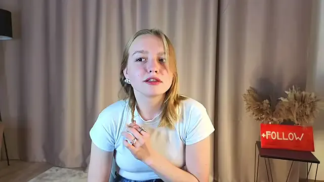 Silviyaa – webcam model profile photo Image 2