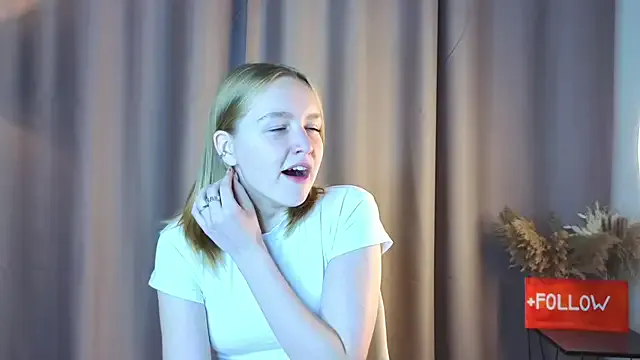 Silviyaa – webcam model profile photo Image 4