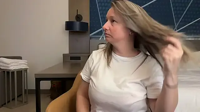 Hotforunow – webcam model profile photo Image 11