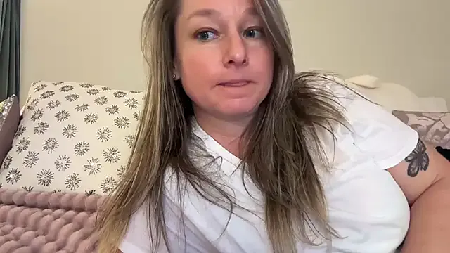 Hotforunow – webcam model profile photo Image 9